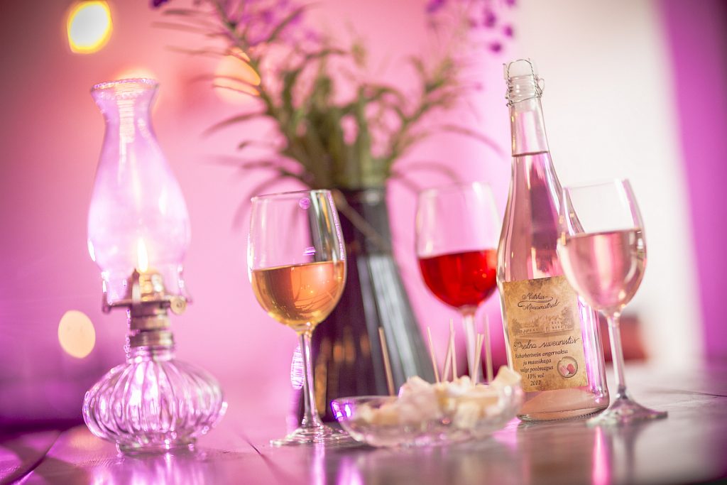 HIRVEAIA-veinikelder-veinitee-veinid HIRVEAIA-veinikelder-veinitee-veinid